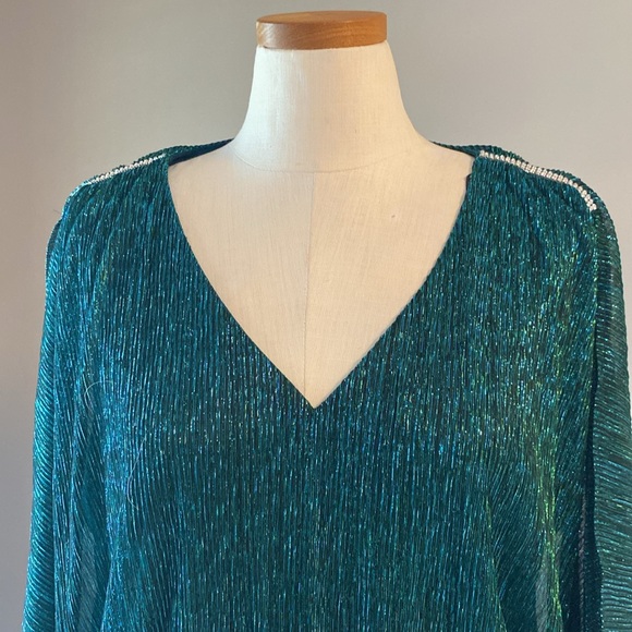 Chaus New York woman’s metallic blouse split sleeve, V-neck, banded hem blouse - Picture 4 of 16